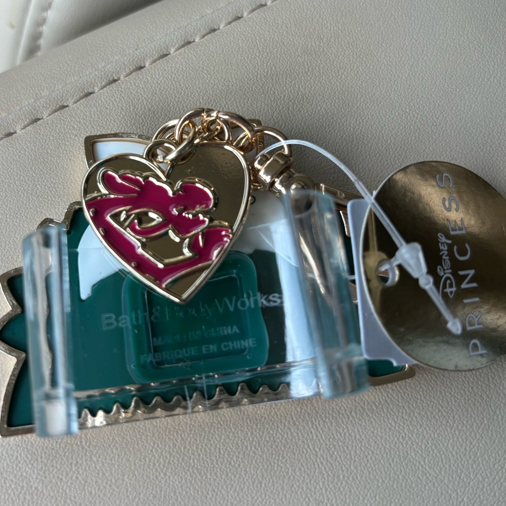 Bath & Body Works x Disney x Mulan Flower Comb PocketBac Holder - Picture 2 of 3